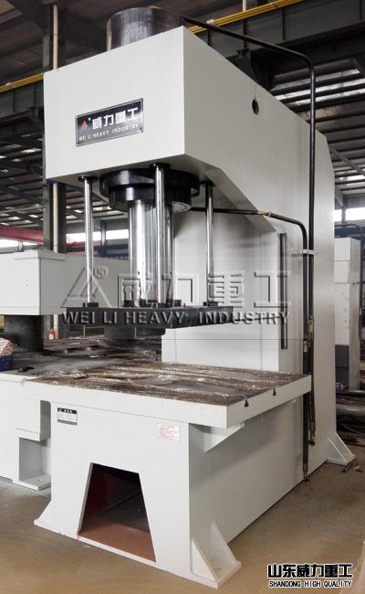 315噸單柱油壓機生產(chǎn)車間