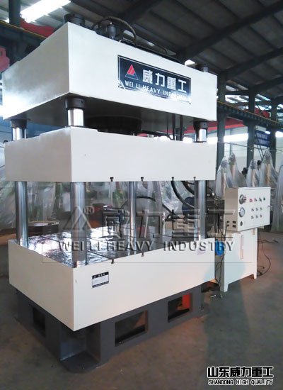 315噸四柱油壓機生產(chǎn)車間