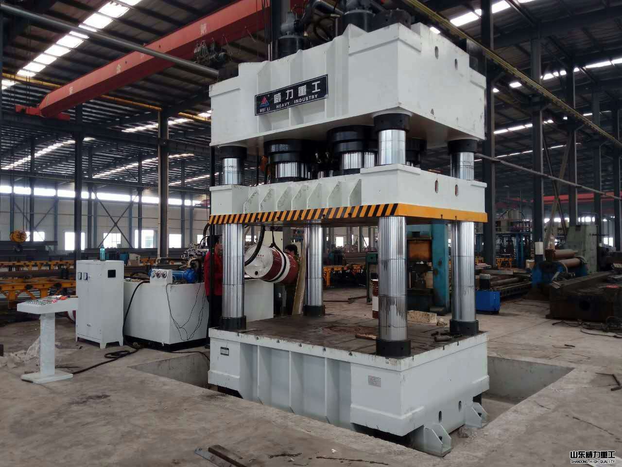 2000噸四柱油壓機(jī)客戶車(chē)間按照調(diào)試