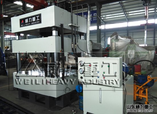 500噸三梁四柱油壓機(jī)加工現(xiàn)場