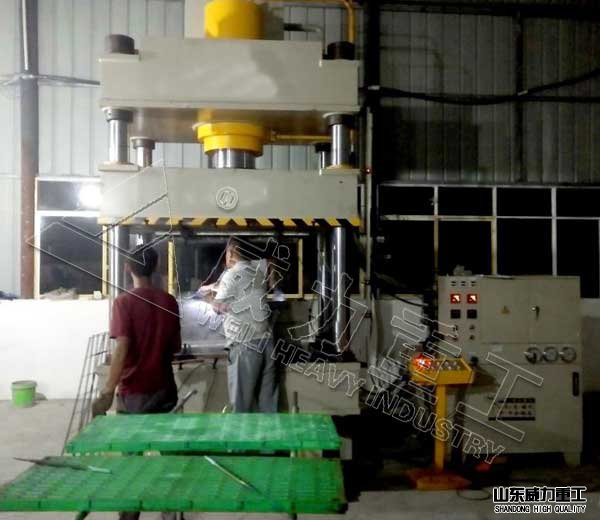 復合漏糞板成型油壓機客戶使用現(xiàn)場