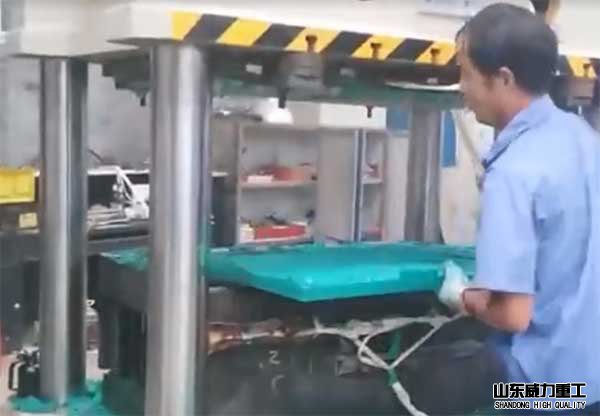 315噸復合漏糞板液壓機使用生產(chǎn)現(xiàn)場