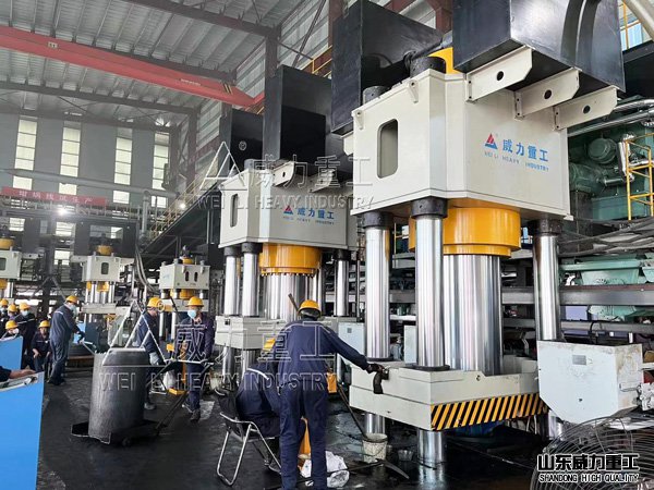 2000噸三梁四柱坩堝油壓機使用現(xiàn)場